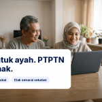 Seorang bapa bersama buku akaun SSPN dan anak perempuannya yang baru bergraduasi dengan komputer riba di meja keluarga Malaysia, panduan PTPTN dan SSPN iMoney