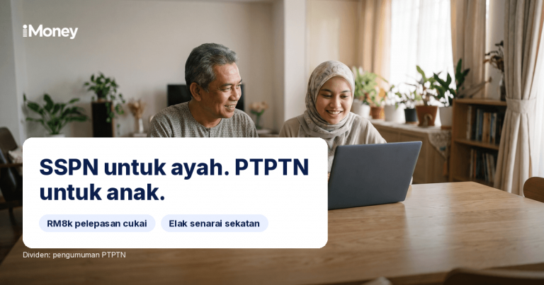 Seorang bapa bersama buku akaun SSPN dan anak perempuannya yang baru bergraduasi dengan komputer riba di meja keluarga Malaysia, panduan PTPTN dan SSPN iMoney