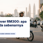 Penunggang penghantaran di atas motosikal kapcai di lampu isyarat KL pada waktu fajar bersama beg terma, panduan insurans motosikal iMoney