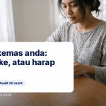 Sepasang tangan membuka kotak barangan kemas berhampiran cahaya lembut jendela dengan telefon bimbit mendokumentasikan setiap barang, panduan insurans barangan berharga iMoney