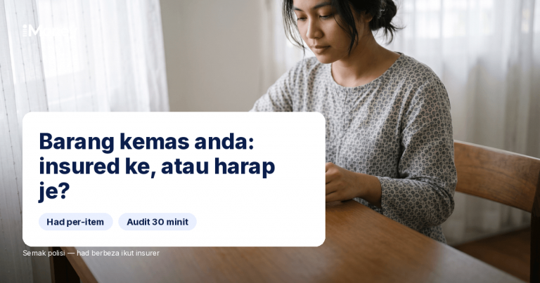 Sepasang tangan membuka kotak barangan kemas berhampiran cahaya lembut jendela dengan telefon bimbit mendokumentasikan setiap barang, panduan insurans barangan berharga iMoney