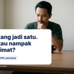 Lelaki Malaysia di meja yang kemas dengan lima kad kredit di sebelah satu dokumen penyatuan hutang, panduan penyatuan hutang iMoney