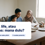 Keluarga muda Malaysia di meja makan pagi sedang menyemak fail insurans, bapa memegang anak kecil, panduan keutamaan perlindungan iMoney