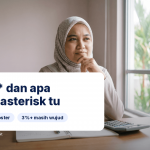Seorang wanita muda Malaysia membandingkan kadar simpanan di telefon bimbitnya bersama kalkulator dan buku nota di meja yang terang, panduan simpanan berasas pulangan tinggi iMoney